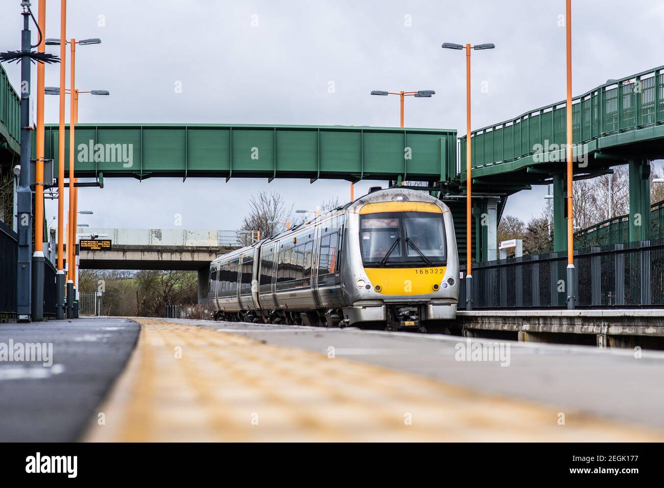 Chiltern Railways 168322 attraversa Stratford Upon Avon Parkway con Un servizio di Chiltern Train diretto per la stazione di Stratford Upon Avon Foto Stock