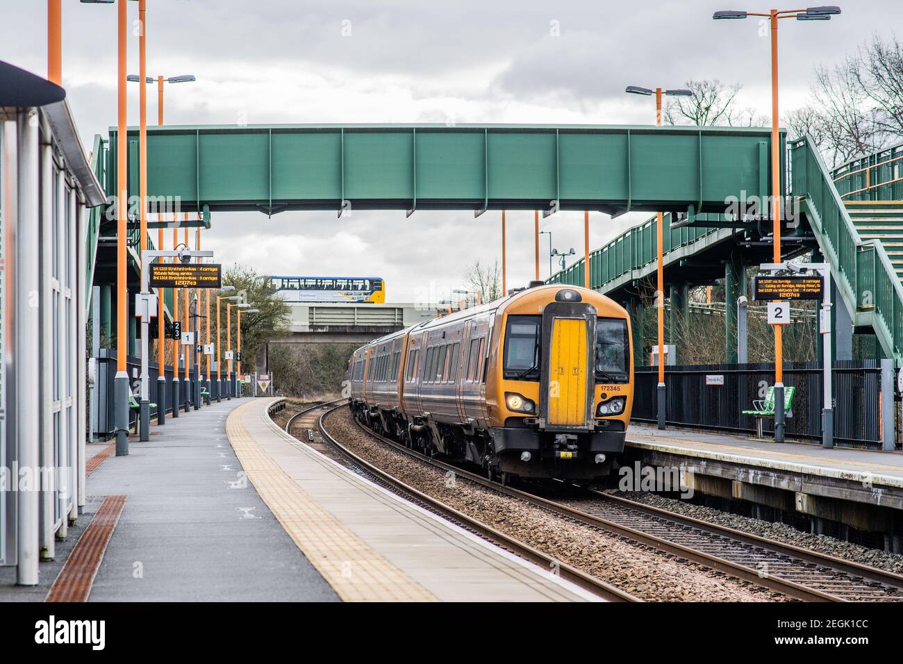 172345 si avvicina a Stratford Upon Avon Parkway con un treno diretto Per Whitelock End Foto Stock