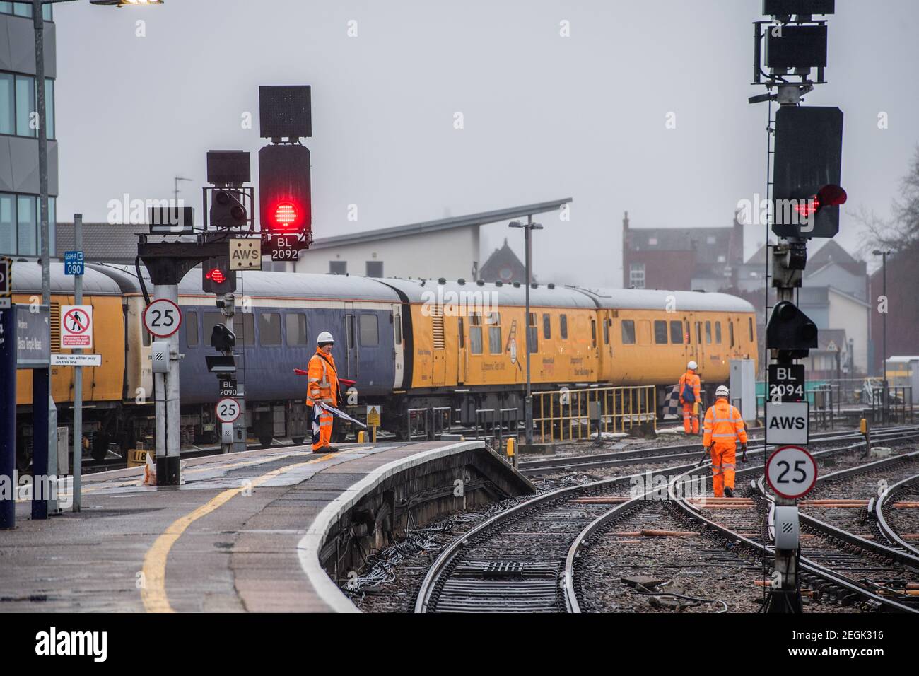 Fotografie sulle piattaforme della stazione di Bristol Temple Meads. Foto Stock