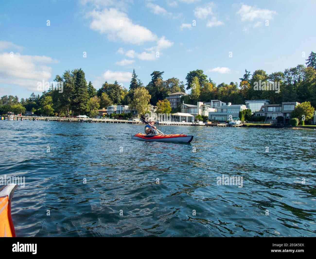 Un kayak (modello rilasciato) è kayak sul lago Washington vicino a Kirkland nello Stato di Washington, Stati Uniti. Foto Stock