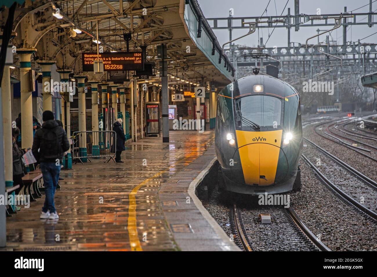 Un IET GWR arriva alla stazione di Newport con un Treno diretto al centro di Cardiff Foto Stock