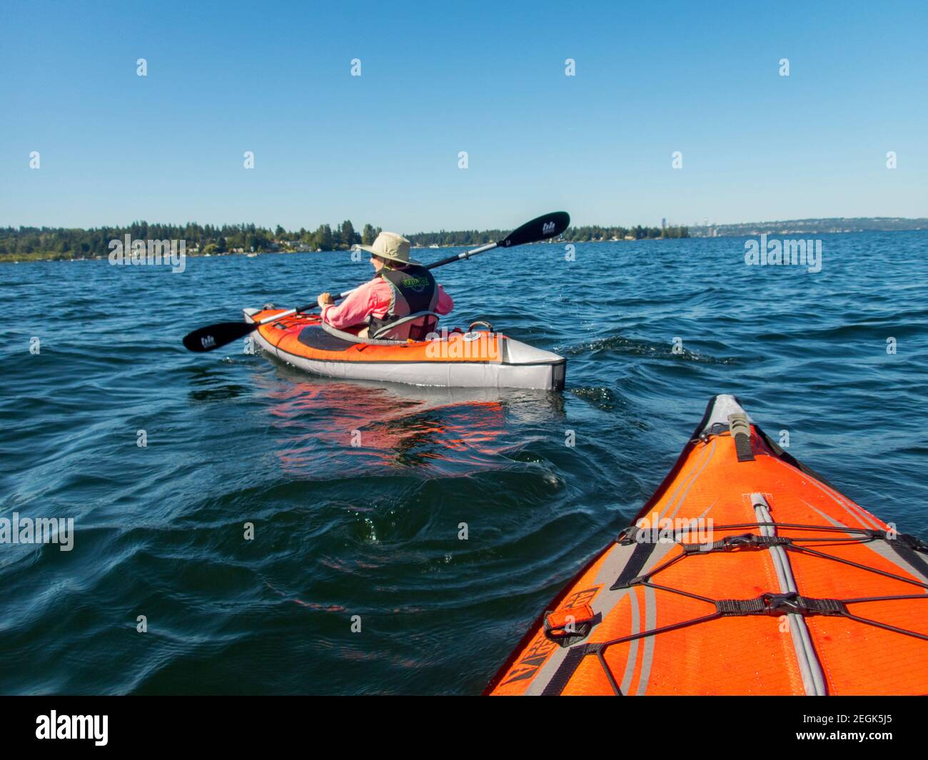 Un kayak (modello rilasciato) è kayak sul lago Washington vicino a Kirkland nello Stato di Washington, Stati Uniti. Foto Stock