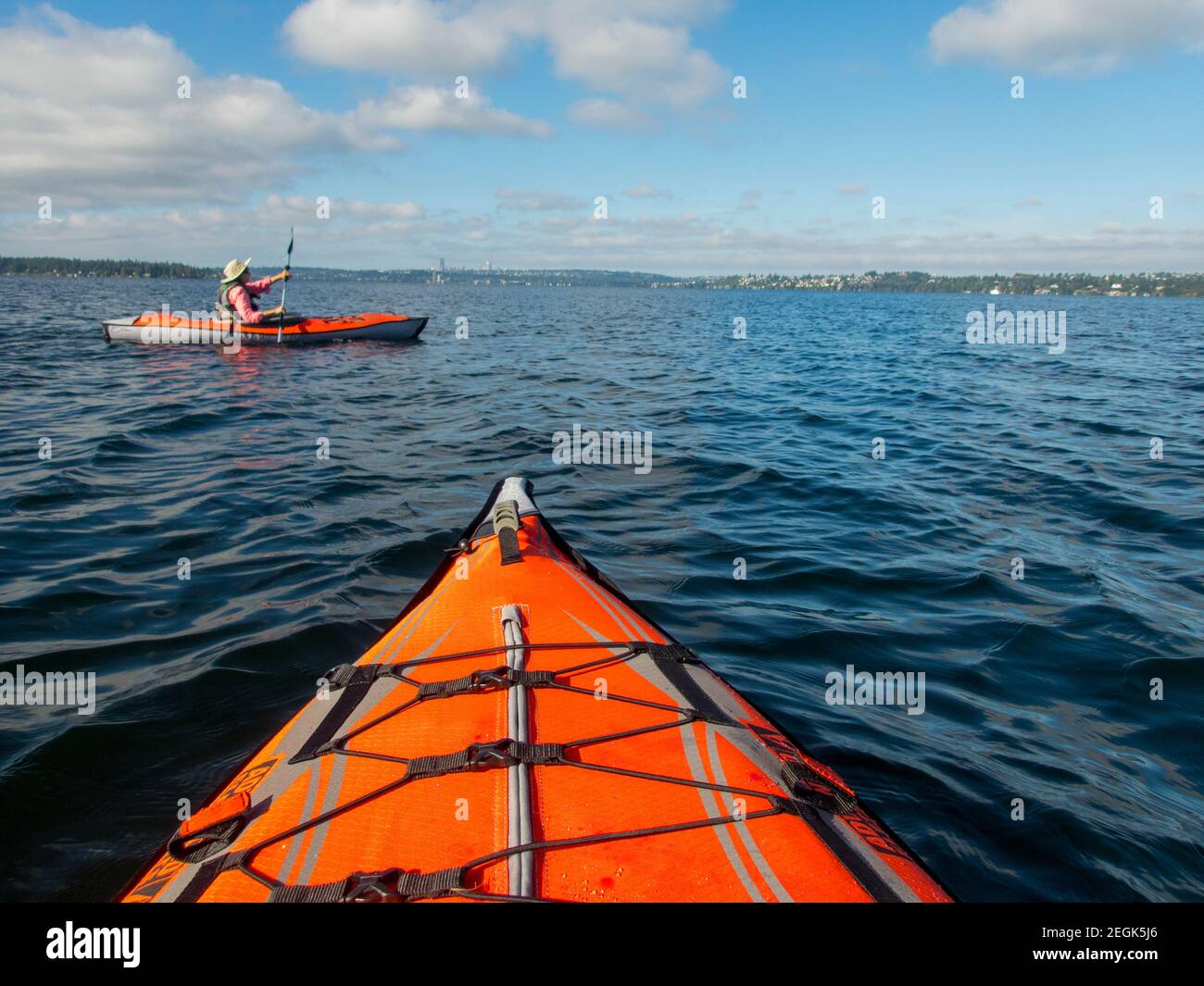 Un kayak (modello rilasciato) è kayak sul lago Washington vicino a Kirkland nello Stato di Washington, Stati Uniti. Foto Stock