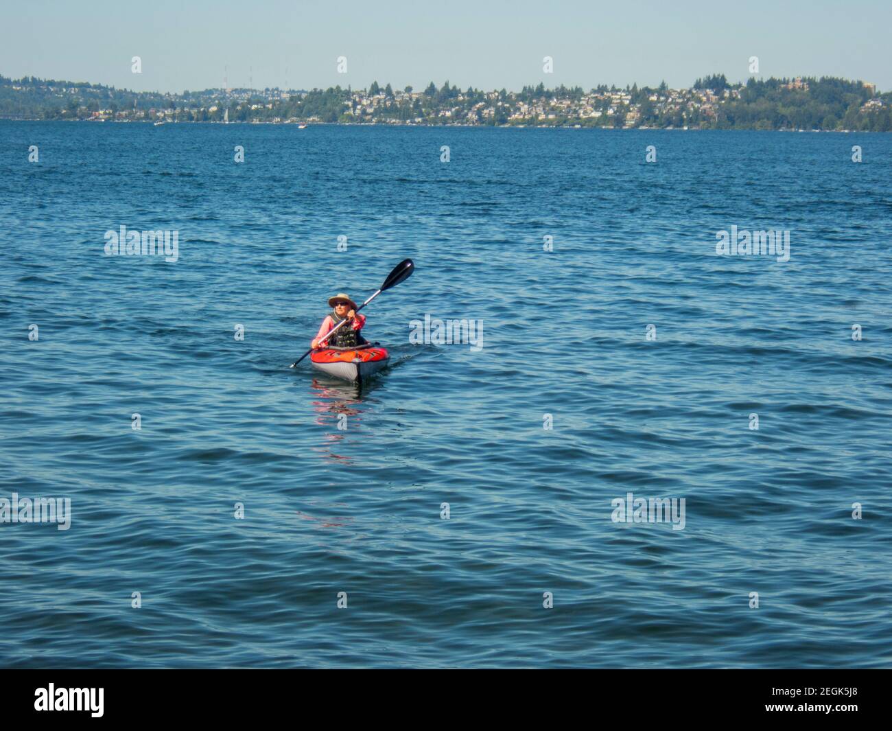 Un kayak (modello rilasciato) è kayak sul lago Washington vicino a Kirkland nello Stato di Washington, Stati Uniti. Foto Stock