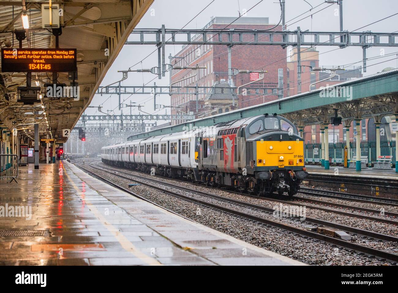 La classe 37 n. 37884 del gruppo Rail Operations attraversa la stazione di Newport con due numeri 321 e 321446 della Greater Anglia 321357 Emu Foto Stock