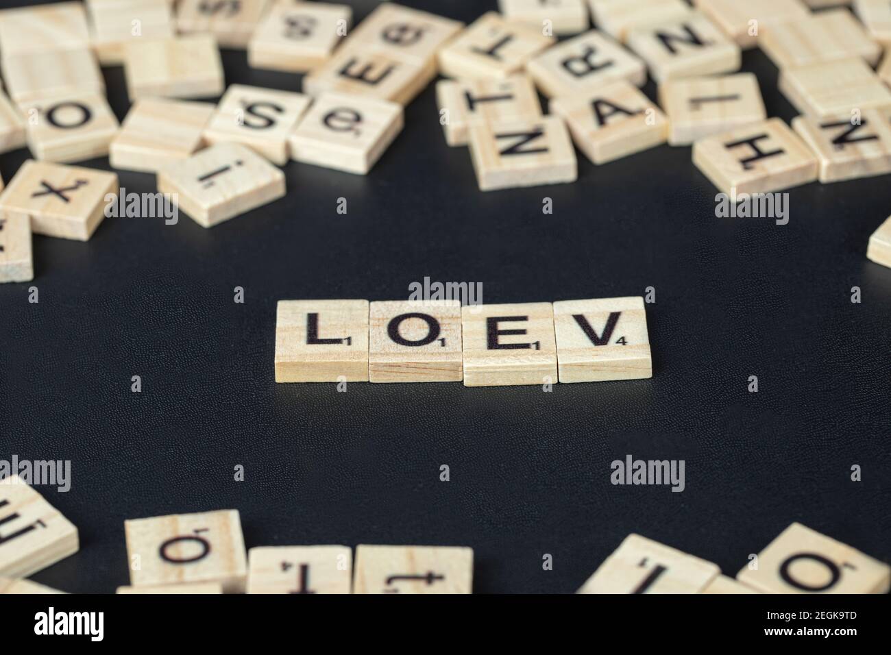 Amore o loev simbolico scrittura con lettere nere su legno morse Foto Stock