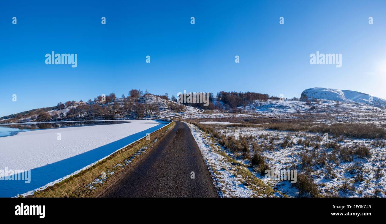 Una strada rialzata che attraversa la testa di Loch Dungelchaig, la principale fonte d'acqua per la città di Inverness un po' più a nord. È un grande Bo Foto Stock
