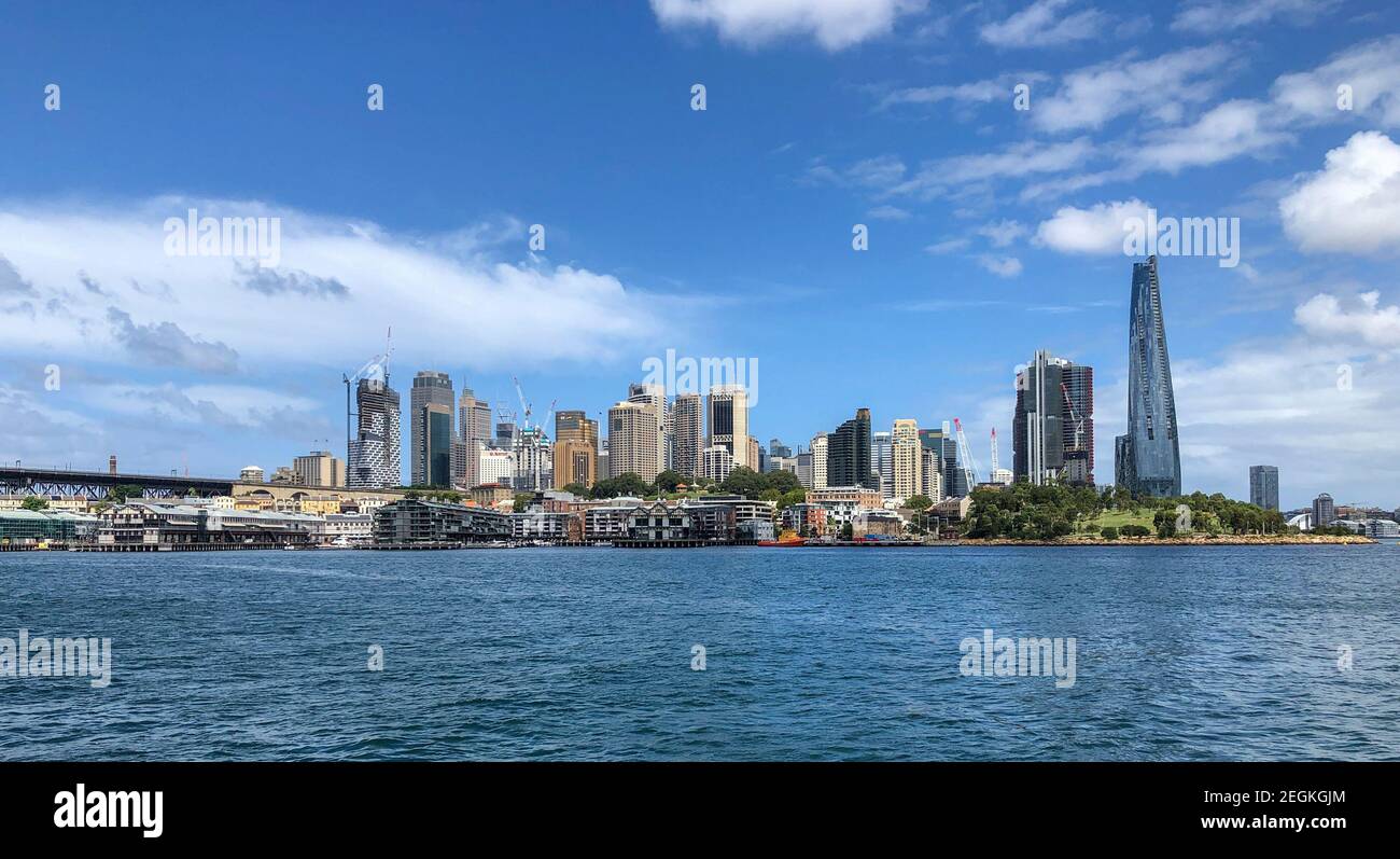 Porto di Sydney e skyline della città di Sydney. Foto Stock