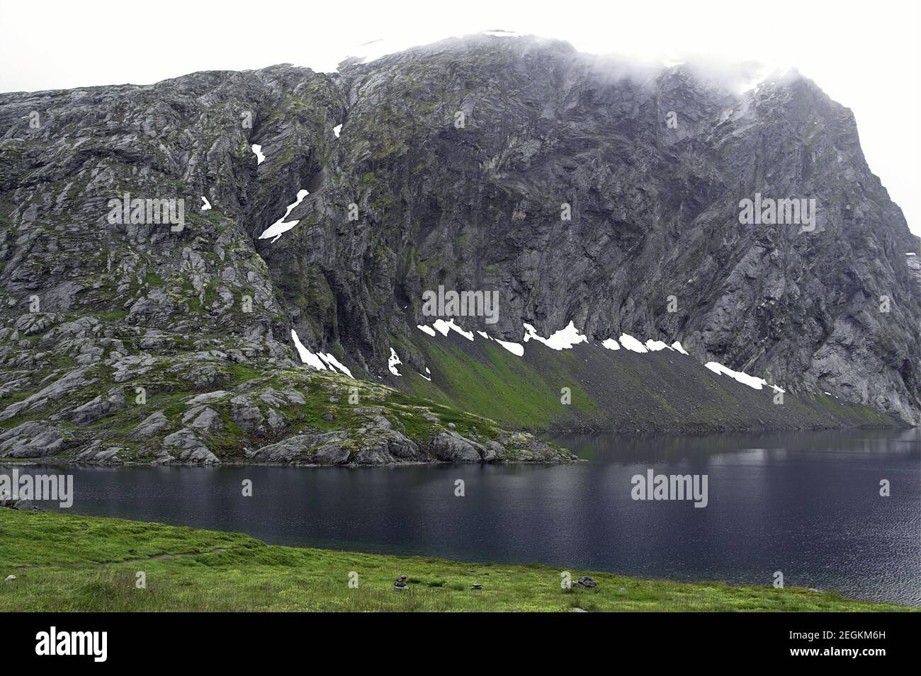 Parco nazionale di Jostedalsbreen; Norvegia, Norvegia; un paesaggio tipico della Norvegia sud-occidentale. Typische Landschaft im Südwesten Norwegens. Lago di montagna Foto Stock