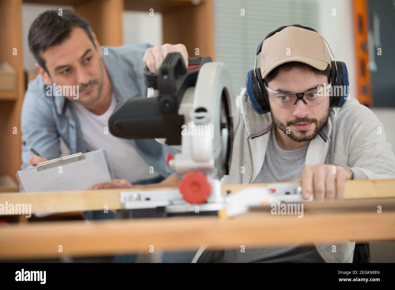 maestro artigiano senior con apprendista giovane falegname Foto Stock