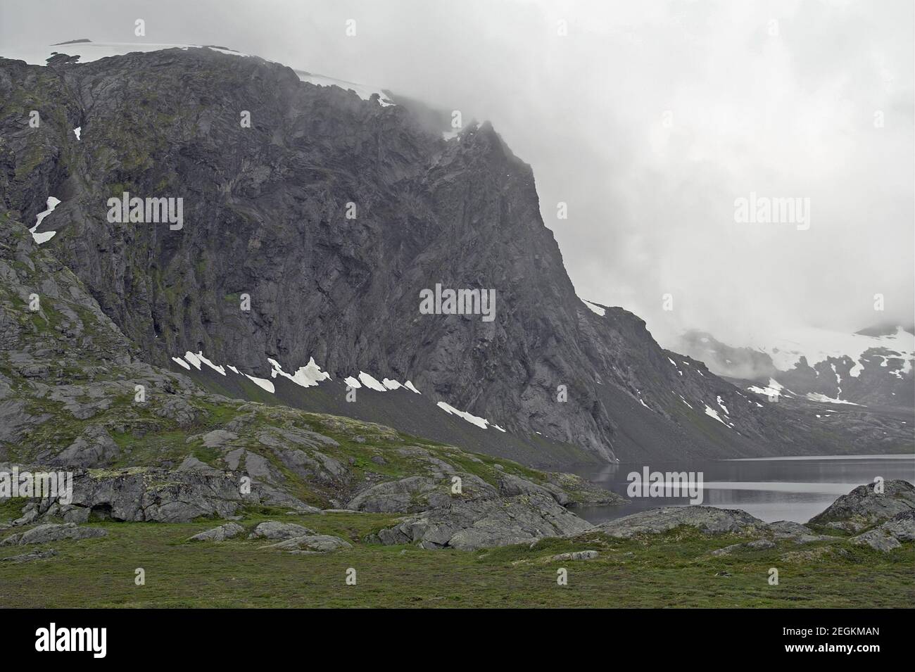 Parco nazionale di Jostedalsbreen; Norvegia, Norvegia; un paesaggio tipico della Norvegia sud-occidentale. Typische Landschaft im Südwesten Norwegens. Lago di montagna Foto Stock