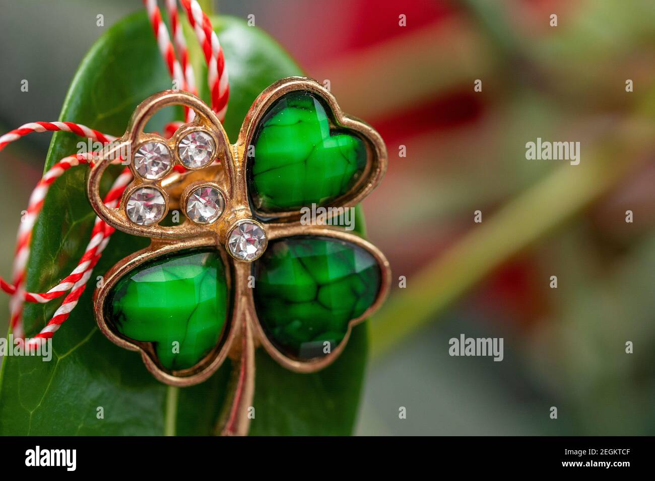 Dare fuori i trinkets o il martisor di marzo è una tradizione rumena Festeggiato il 1 marzo Foto Stock