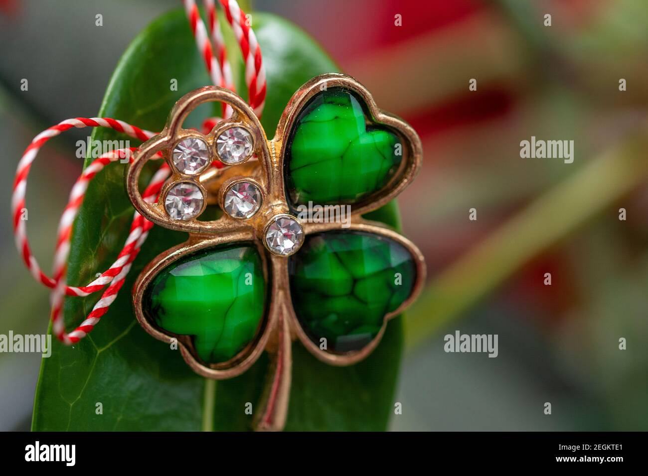 Dare fuori i trinkets o il martisor di marzo è una tradizione rumena Festeggiato il 1 marzo Foto Stock