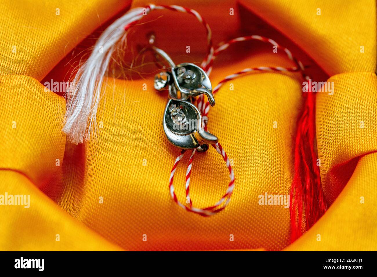 Dare fuori i trinkets o il martisor di marzo è una tradizione rumena Festeggiato il 1 marzo Foto Stock