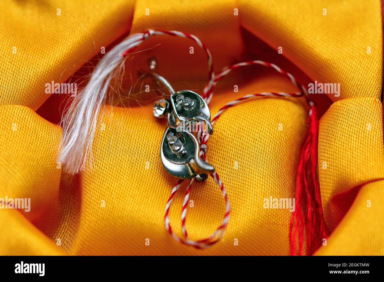 Dare fuori i trinkets o il martisor di marzo è una tradizione rumena Festeggiato il 1 marzo Foto Stock