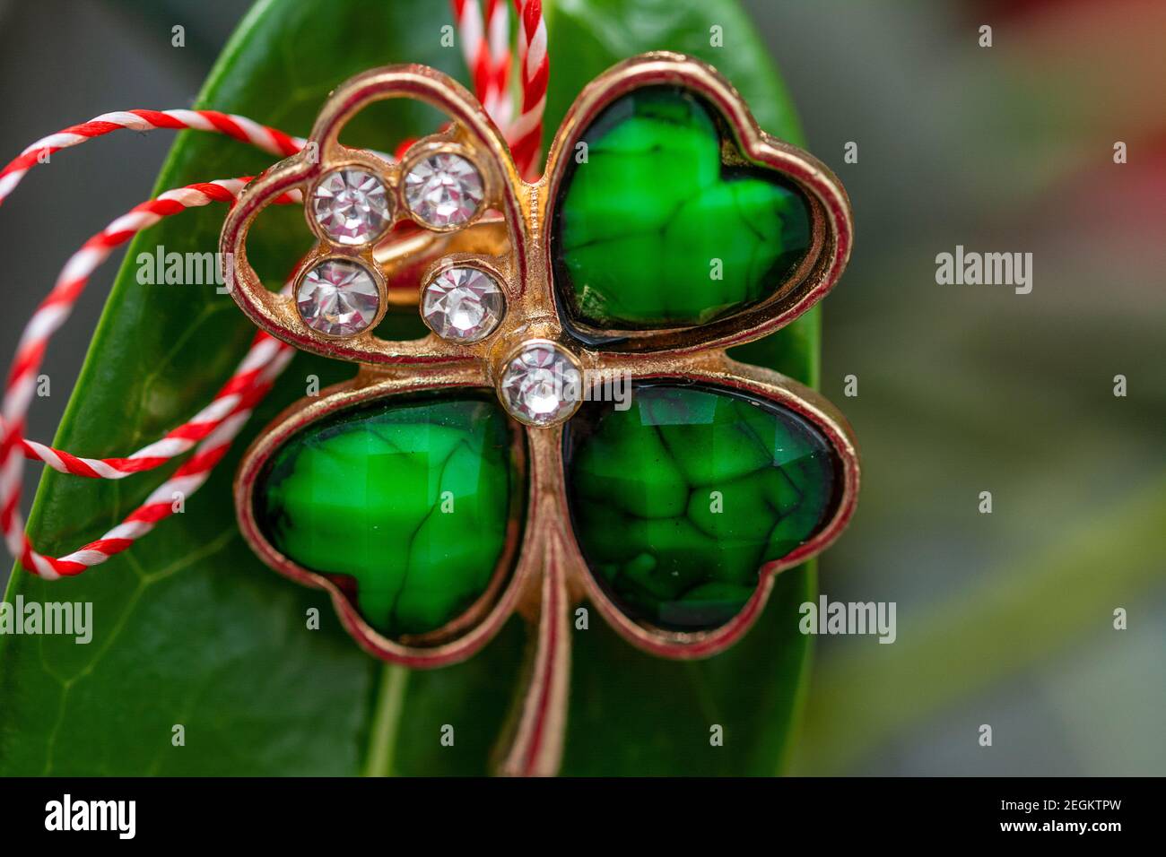 Dare fuori i trinkets o il martisor di marzo è una tradizione rumena Festeggiato il 1 marzo Foto Stock