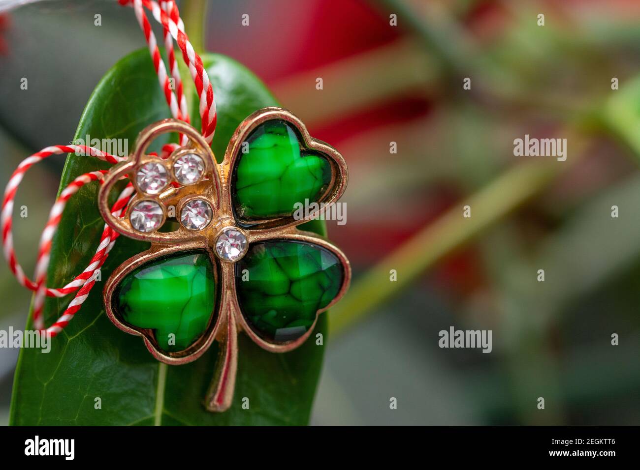 Dare fuori i trinkets o il martisor di marzo è una tradizione rumena Festeggiato il 1 marzo Foto Stock