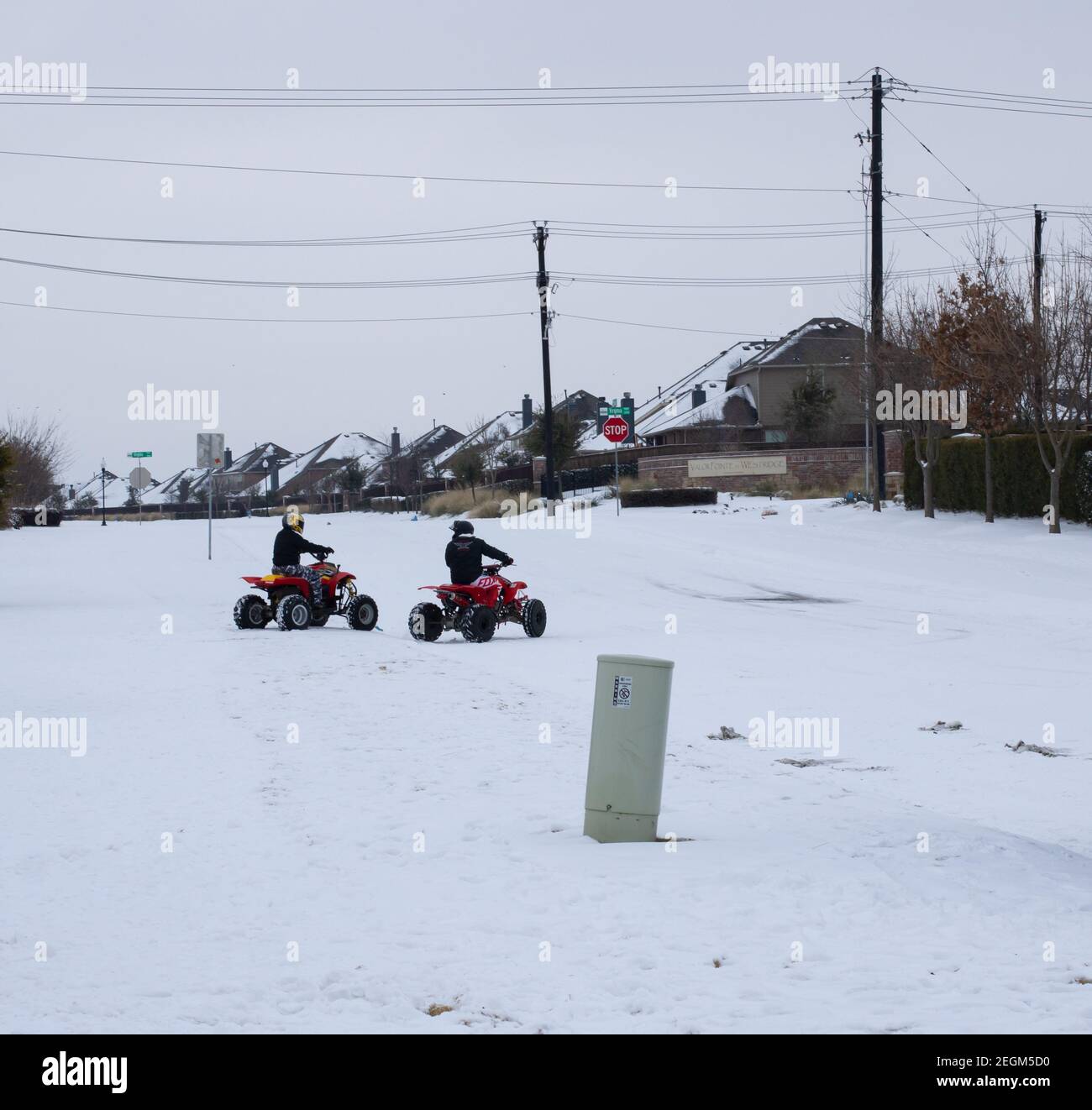 McKinney TX, USA - 17 febbraio 2021: Persone che guidano veicoli fuoristrada dopo la tempesta di neve è accaduto in Texas Foto Stock