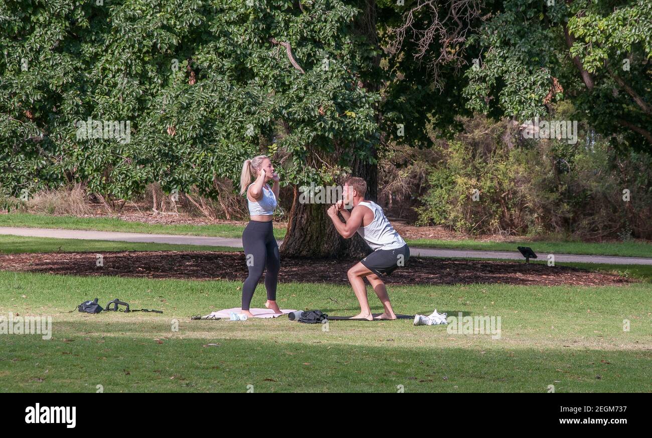 Le coppie si allenano nei St Kilda Botanical Gardens, Melbourne, Victoria, Australia Foto Stock