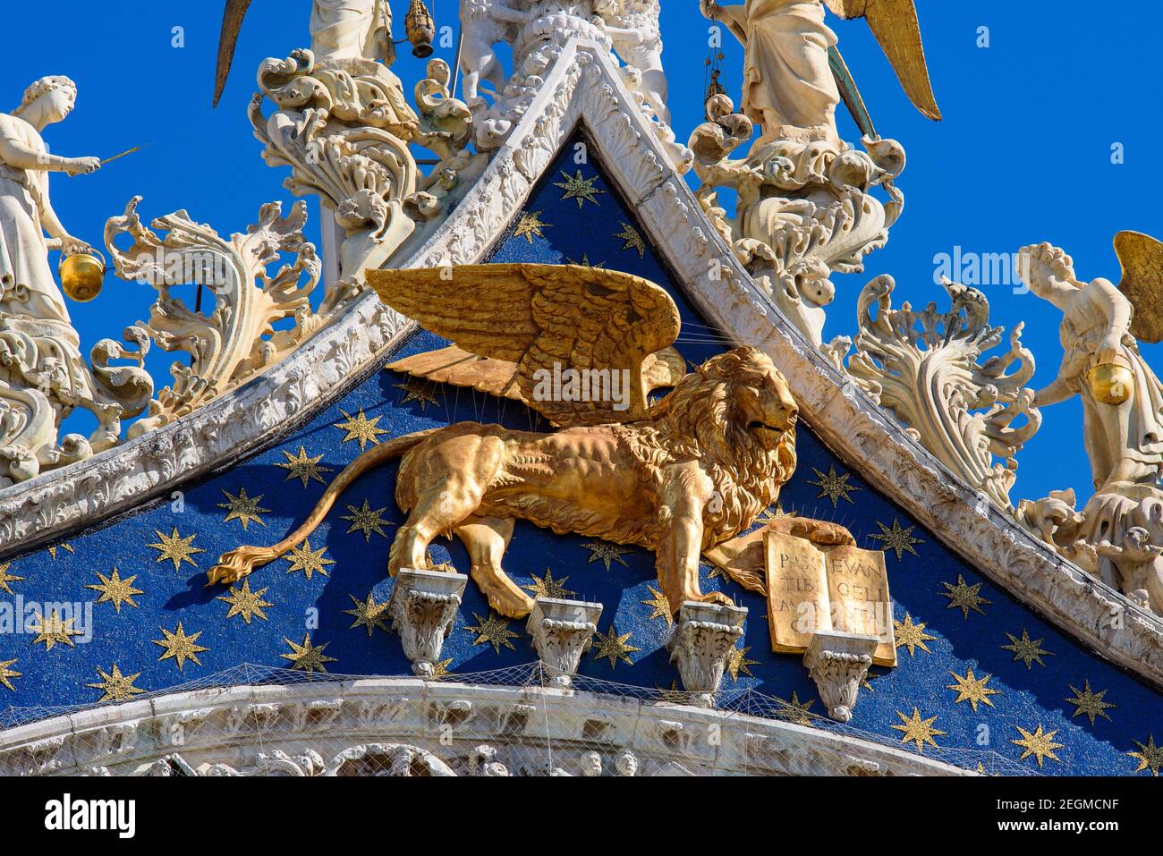 Leone di San Marco sulla facciata della Basilica di San Marco a Venezia Foto Stock