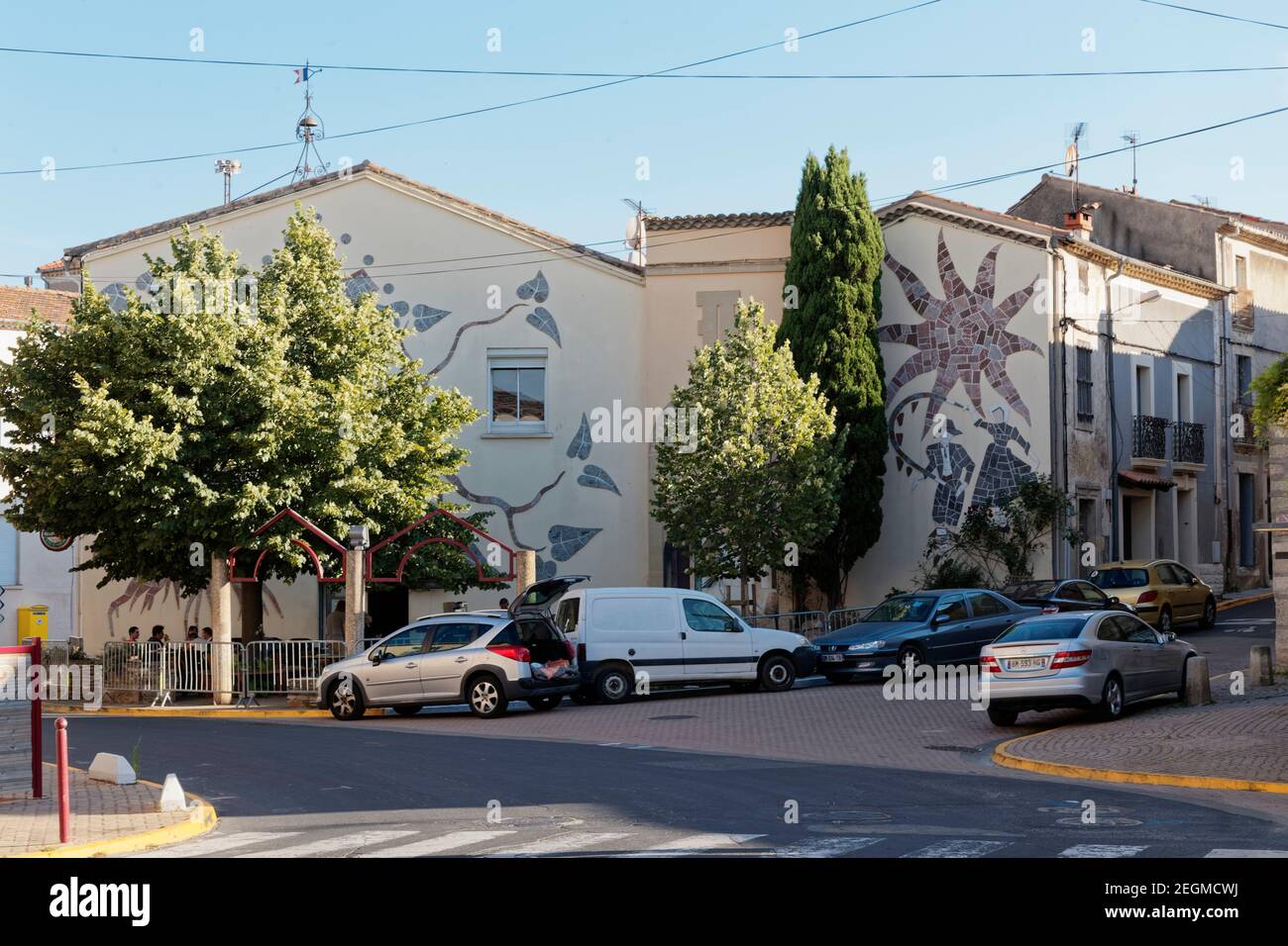 Saint-Genies-de-Fontadit, Francia.21 giugno, 2018.mosaici di piazza del villaggio di Saint-Geniès-de-Fontadit a Saint-Genies-de Fontadit, Francia. Foto Stock