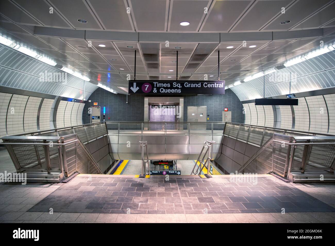 New York - Febbraio 18 2021: Tunnel della metropolitana di NYC a Hudson Yards, Manhattan. Moderna stazione della metropolitana Foto Stock