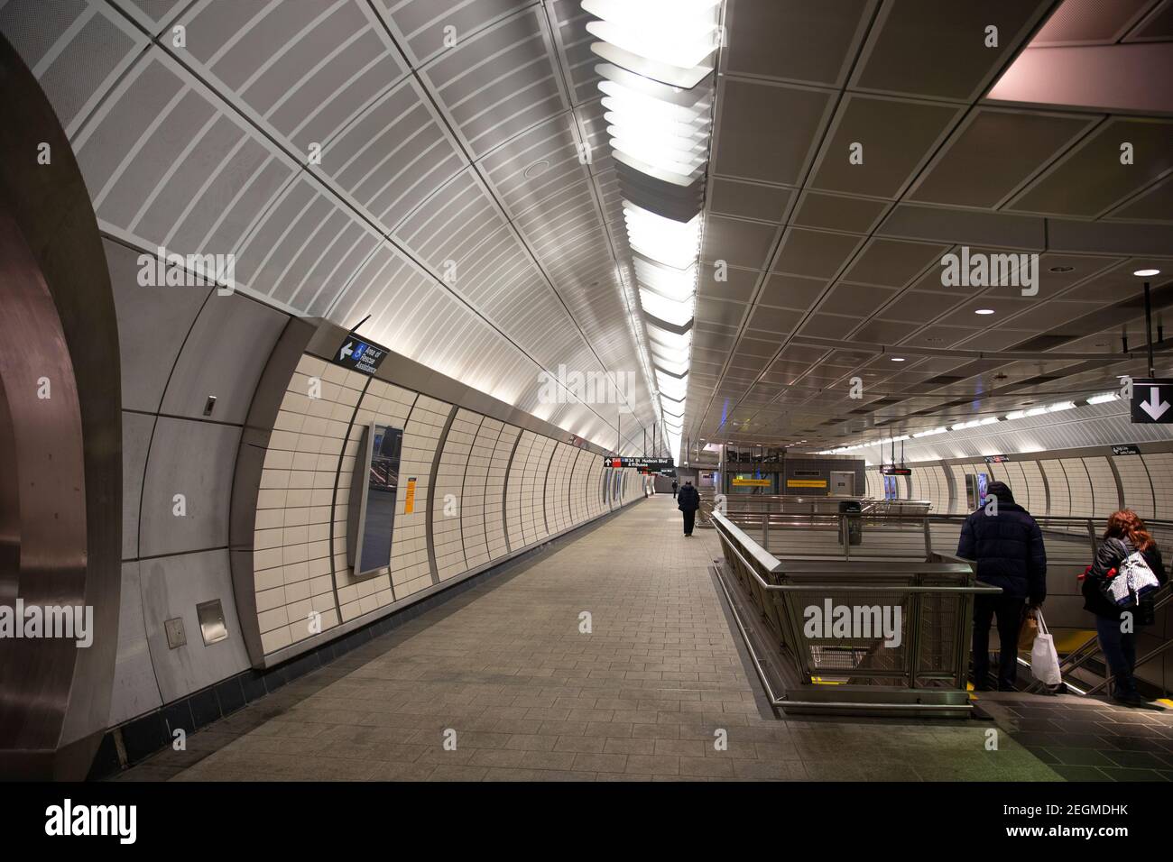 New York - Febbraio 18 2021: Tunnel della metropolitana di NYC a Hudson Yards, Manhattan. Moderna stazione della metropolitana Foto Stock