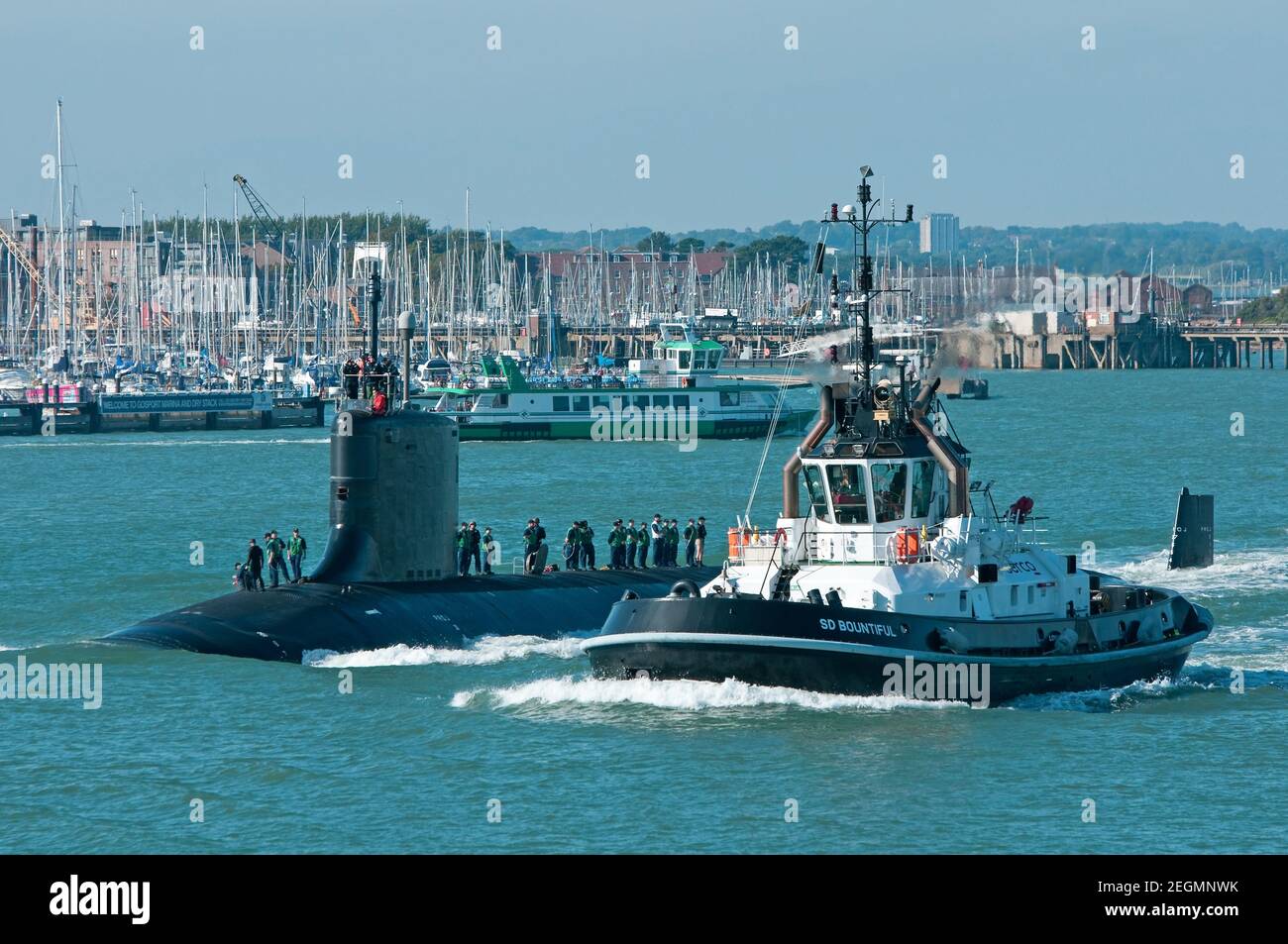 Il sommergibile statunitense della Virginia Class Attack USS Missouri (SSN 780) lascia Portsmouth, Regno Unito, il 23/9/13, dopo una visita di cortesia al porto. Foto Stock