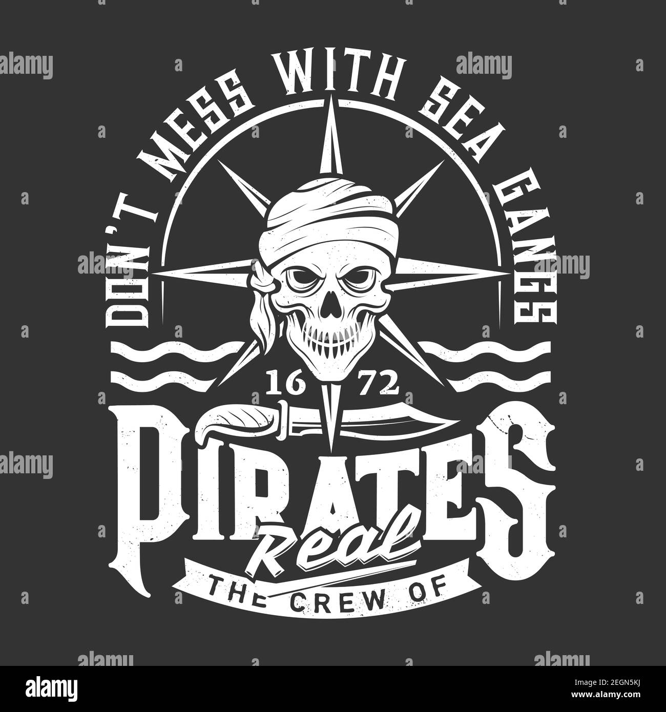 Stampa o emblema di una maglietta o di un cranio pirata o corsaro. Cranio umano in bandana o sciarpa, coltello pirata e vettore di onde. Modello di stampa del design personalizzato dell'abbigliamento Illustrazione Vettoriale