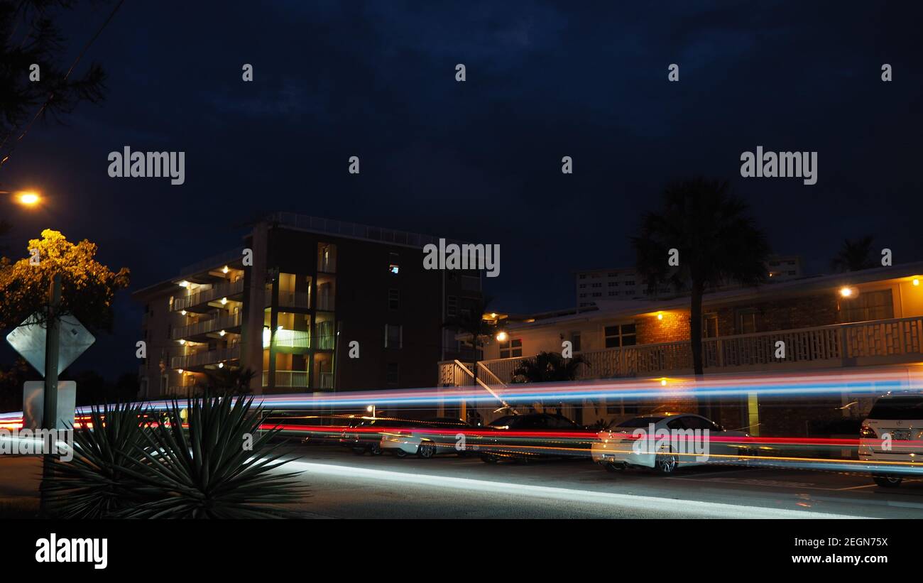 USA, Lauderdale by the Sea - 13 giugno 2017 - velocità in auto attraverso quartiere residenziale, fari e luci di coda sentieri di notte a Fort Lauderdal Foto Stock