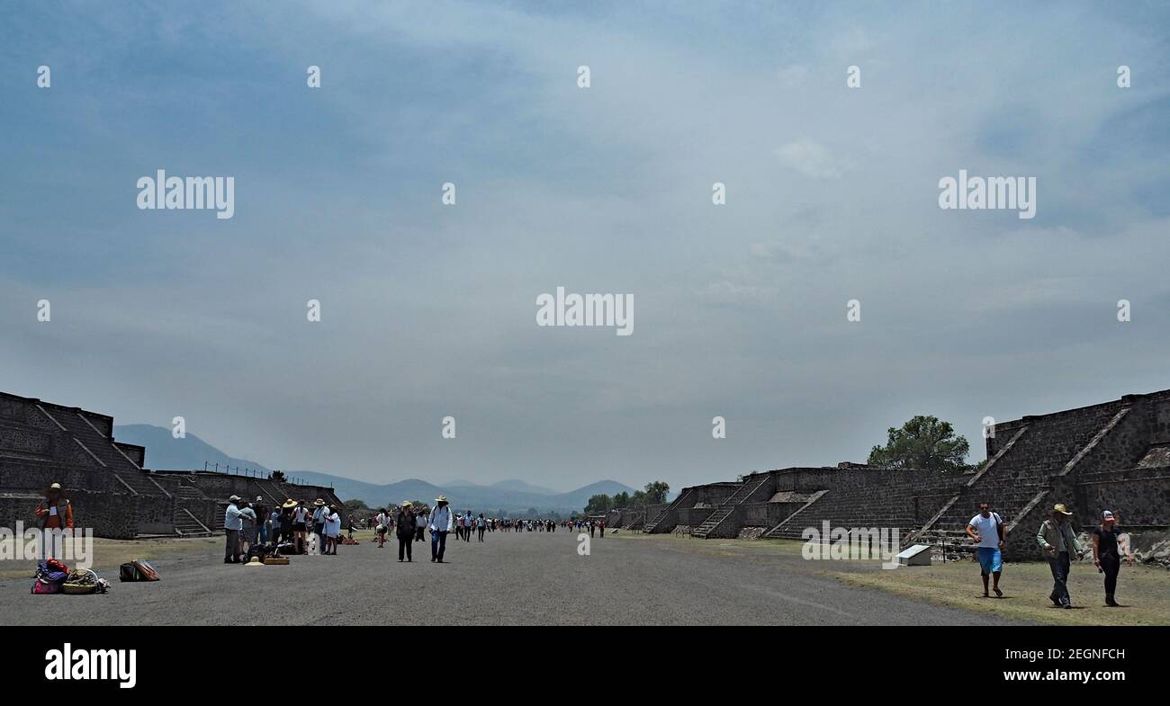 MESSICO, TEOTIHUACAN - 29 APRILE 2017 - i turisti camminano attraverso il viale dei morti, le montagne sullo sfondo Foto Stock