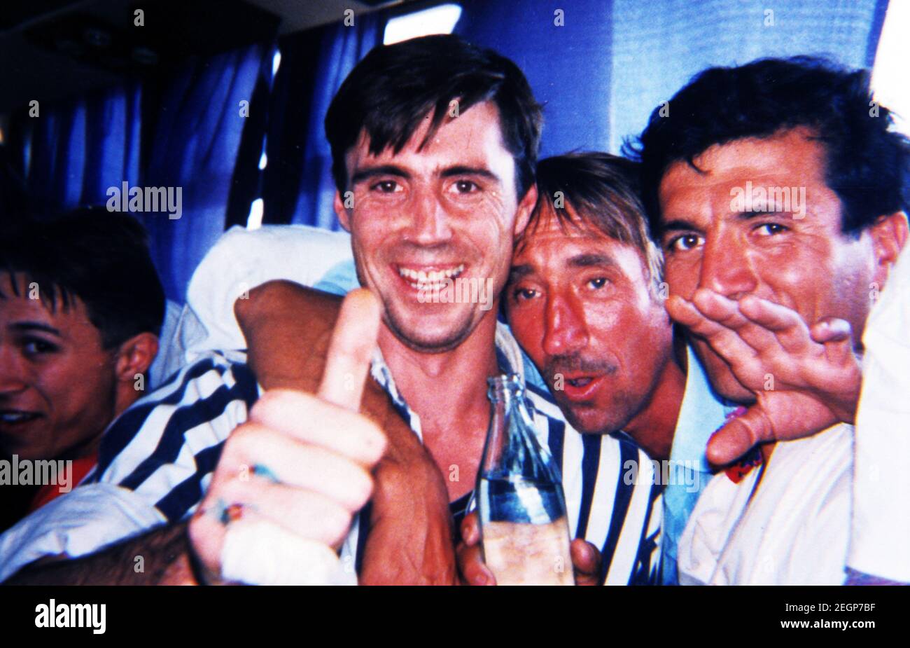 Ubriachi uomini russi che posano per una foto con la loro bottiglia di vodka. Foto Stock