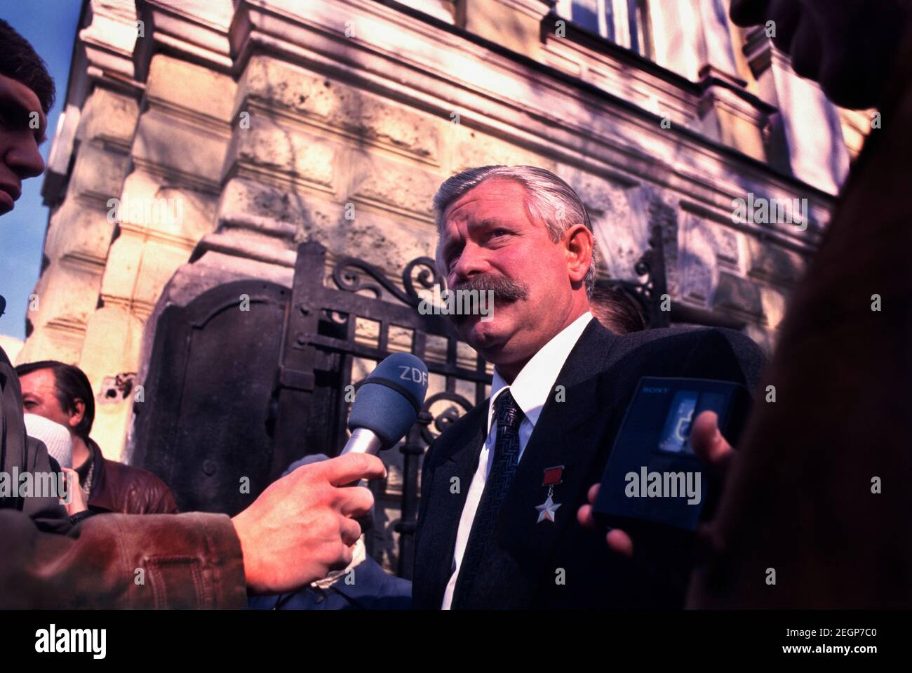 1993 crisi costituzionale russa, Aleksandr Rutskoi (Alexander Rutskoy) parla con i giornalisti al di fuori della prigione di Lefortovo, Mosca, RU, 1994. Foto Stock