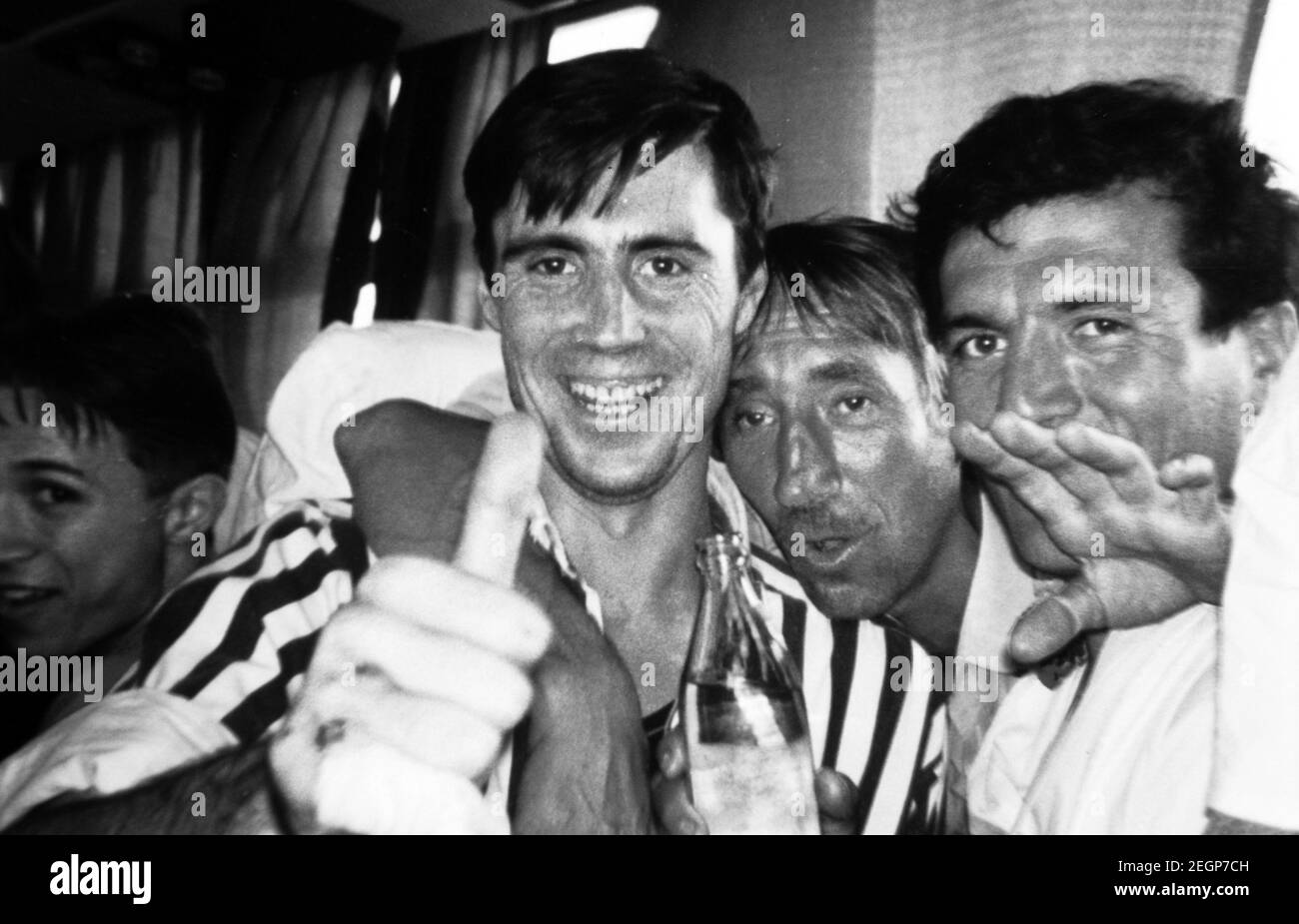 Ubriachi uomini russi che posano per una foto con la loro bottiglia di vodka. Foto Stock