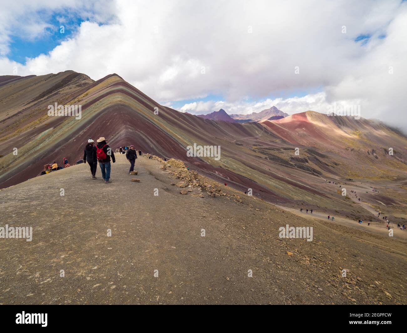 Perù, Vinicunca - 27 settembre 2019 - Vista panoramica della montagna arcobaleno, molti turisti camminano lungo il percorso Foto Stock