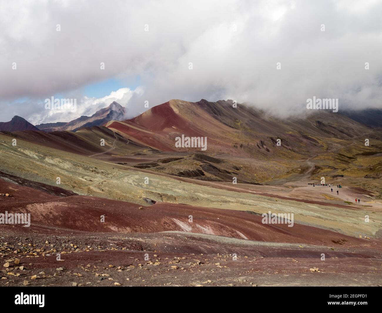 Suggestivo paesaggio che sale sulla montagna a sette colori Foto Stock