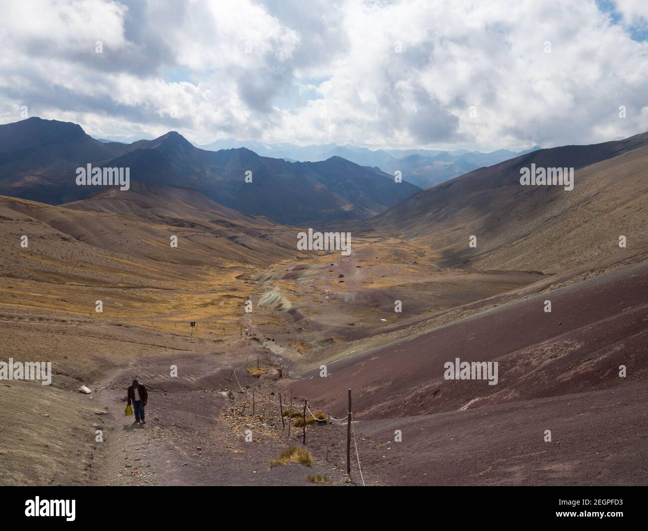 Perù, Vinicunca - 27 settembre 2019 - locali cammina lungo il percorso per i sette colori montagna borsa di trasporto Foto Stock