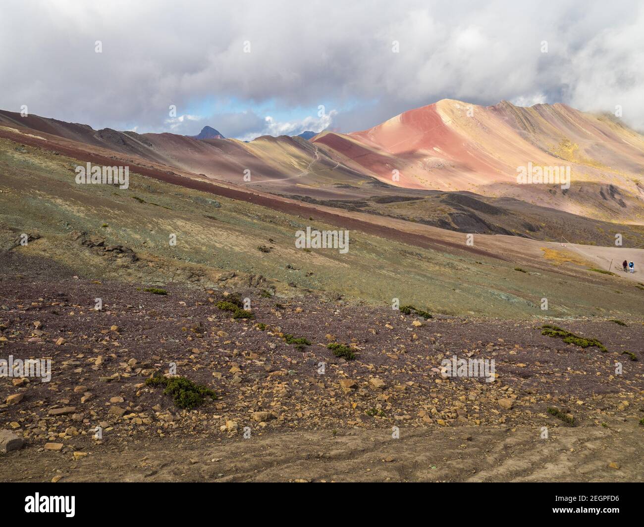 Vista del paesaggio che sale sulla montagna a sette colori, molti colori della catena montuosa Foto Stock