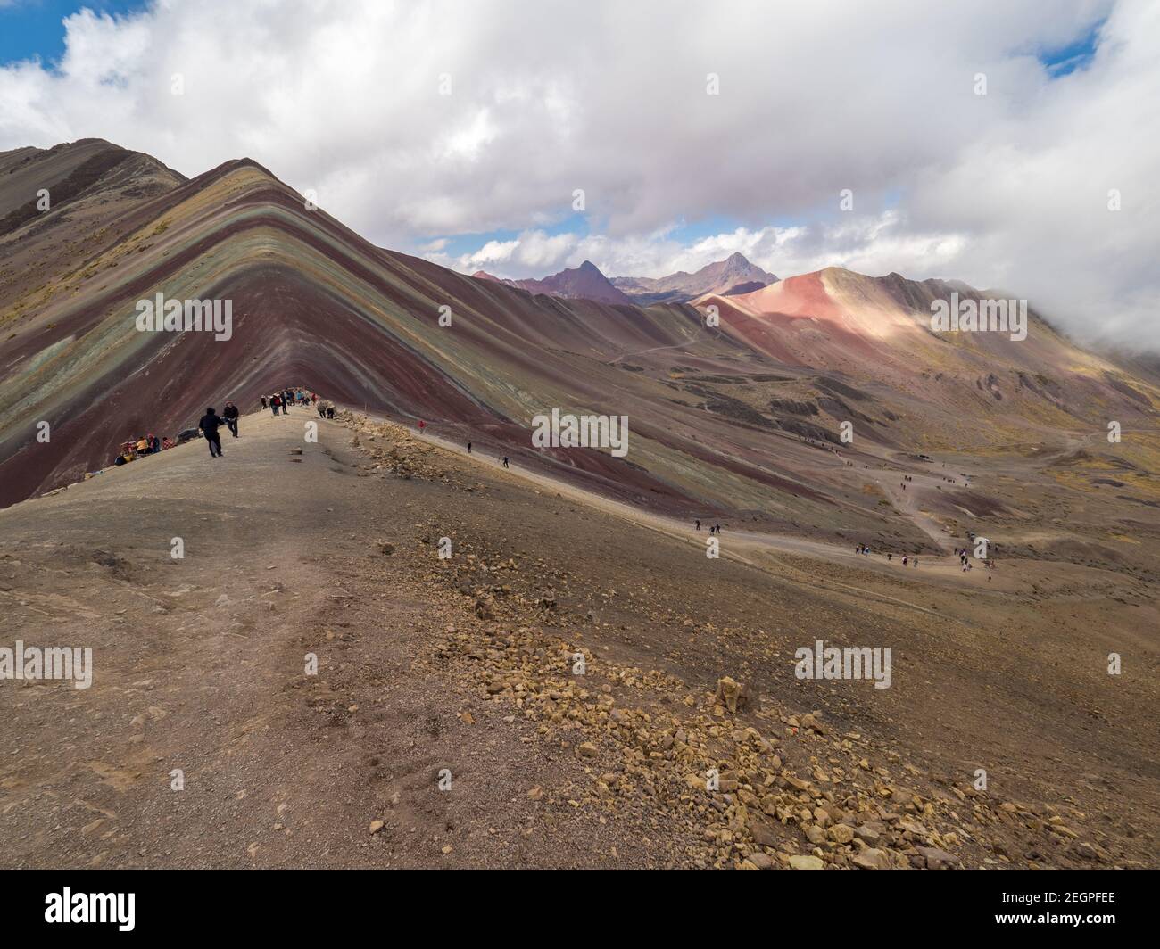 Perù, Vinicunca - 27 settembre 2019 - Vista panoramica della montagna dei sette colori Foto Stock