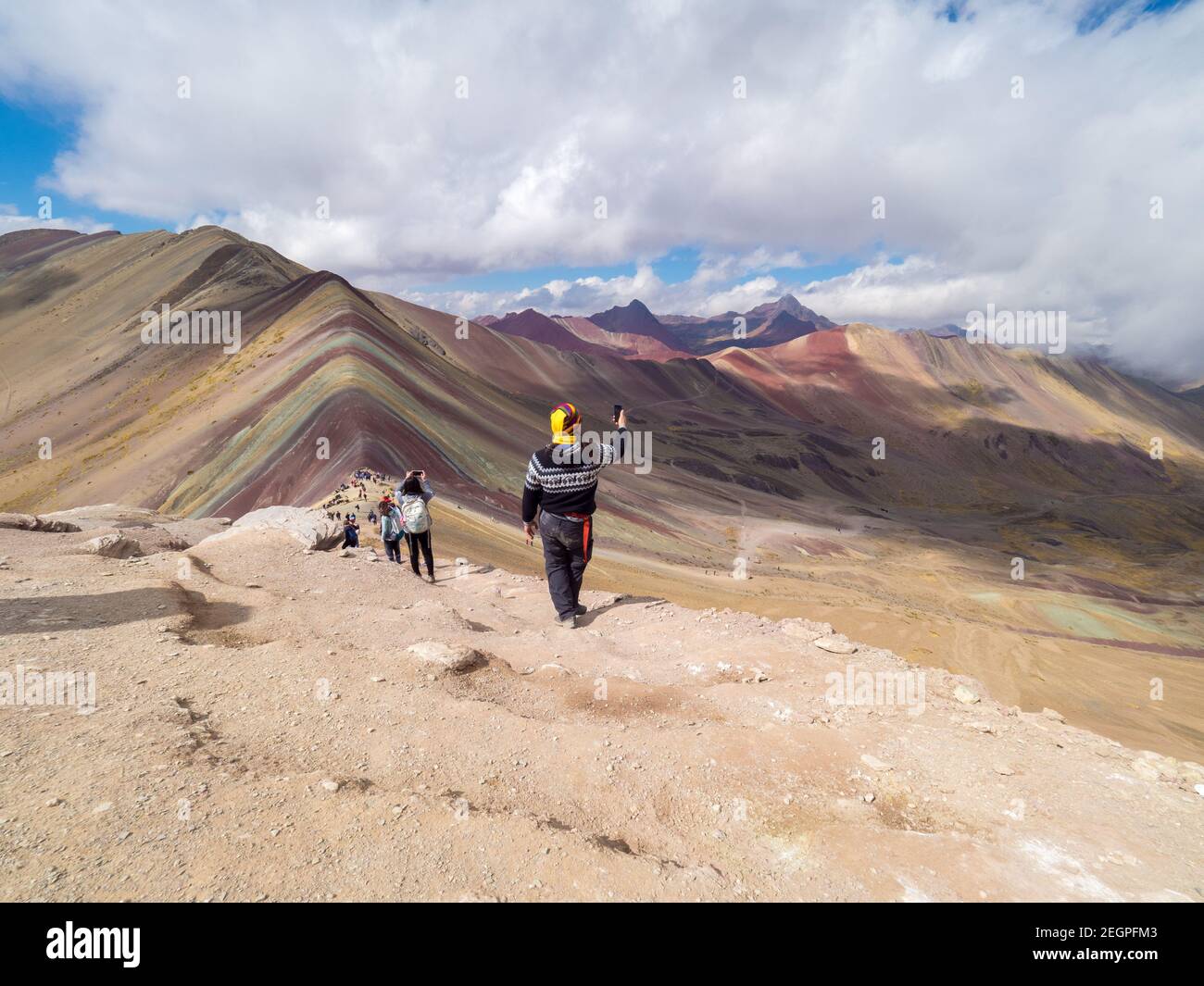 Perù, Vinicunca - 27 settembre 2019 - l'uomo scatta foto con il cellulare del paesaggio sulla montagna arcobaleno Foto Stock