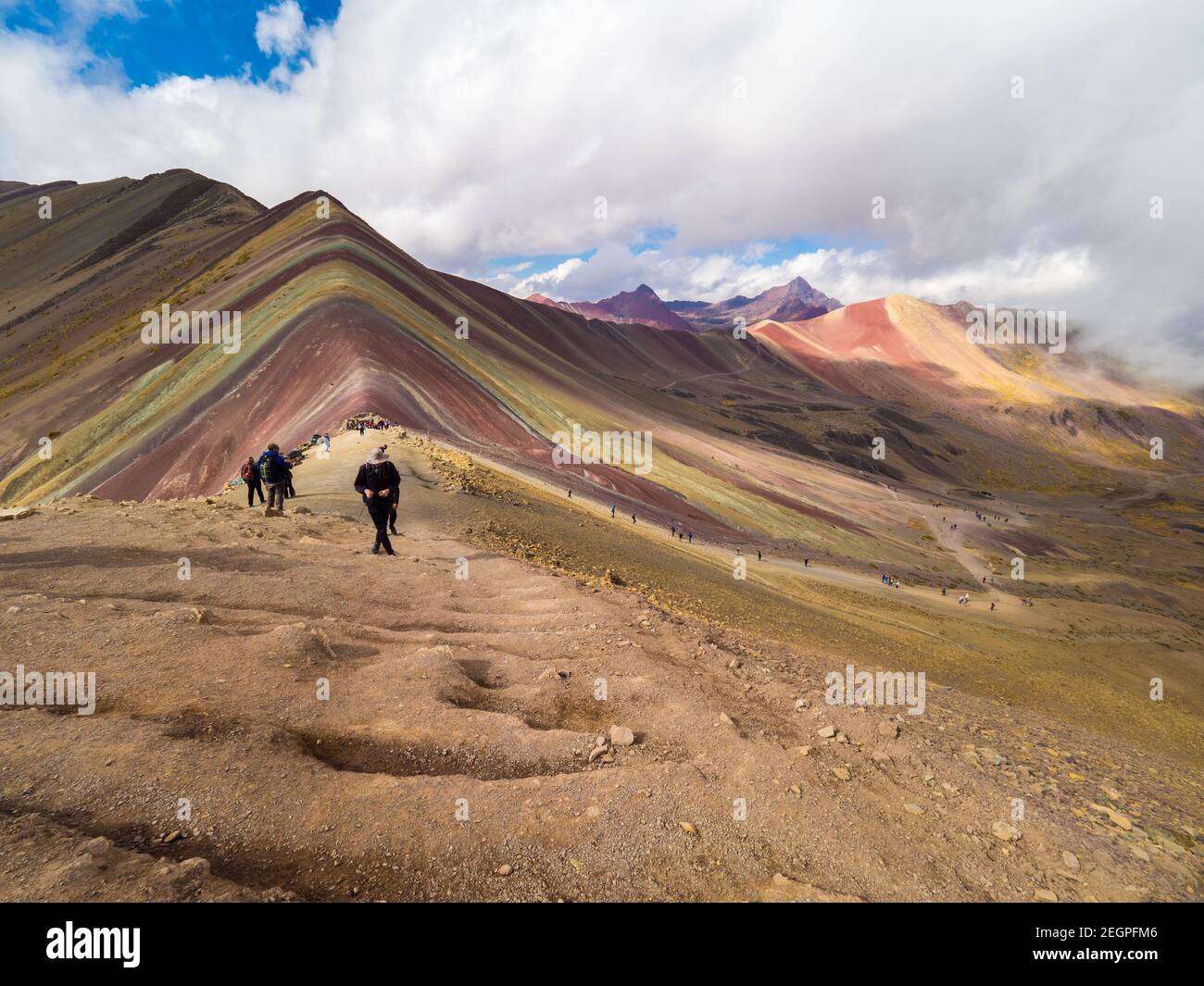 Perù, Vinicunca - 27 settembre 2019 - Vista della montagna arcobaleno conosciuta anche come la montagna sette colori Foto Stock