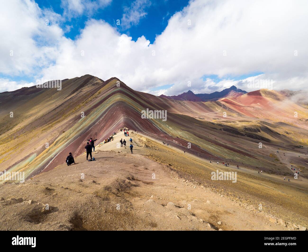 Perù, Vinicunca - 27 settembre 2019 - Vista panoramica completa della montagna arcobaleno, turisti sullo sfondo Foto Stock