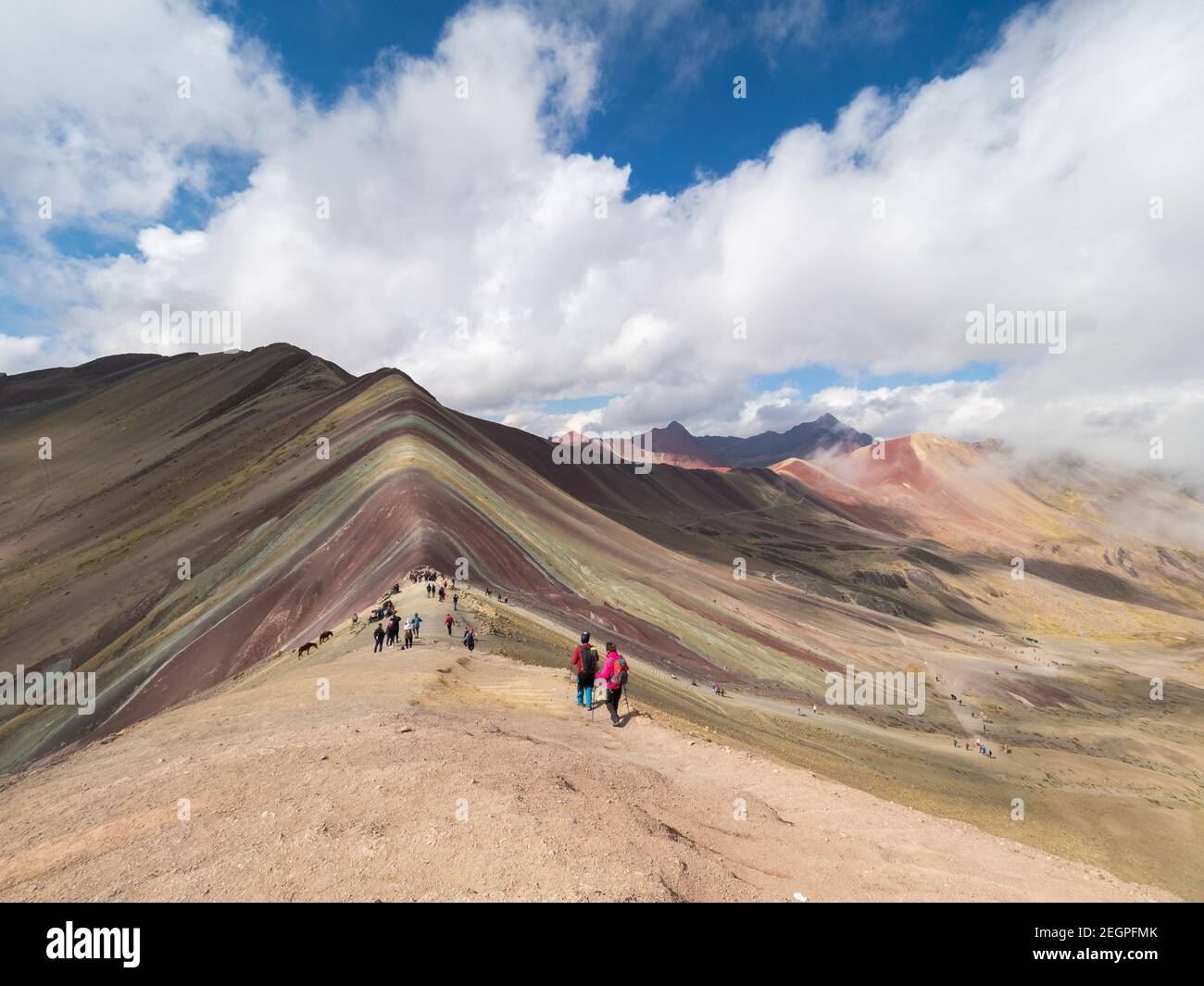 Perù, Vinicunca - 27 settembre 2019 - Trekkkkers in discesa dalla montagna sette colori Foto Stock