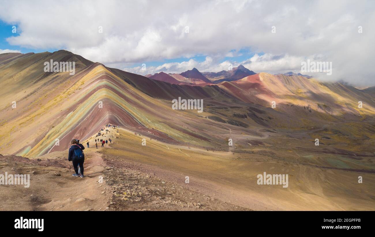 Perù, Vinicunca - 27 settembre 2019 - Vista panoramica completa della montagna arcobaleno, molti colori di sabbia sul terreno Foto Stock