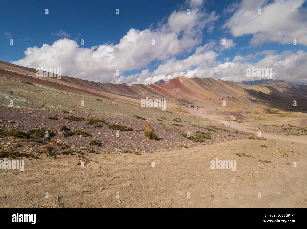 Vista panoramica del paesaggio dalla cima di Vinacunca conosciuta anche come la montagna arcobaleno Foto Stock