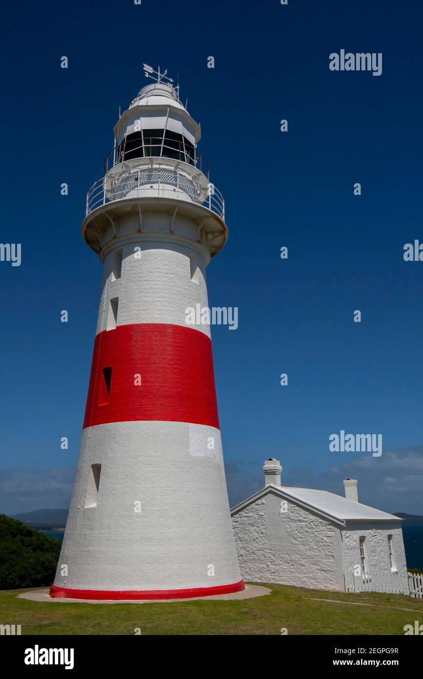 Il faro Low Head e la stazione pilota che si affaccia verso lo stretto di Bass sulla costa settentrionale della Tasmania in Australia. Foto Stock