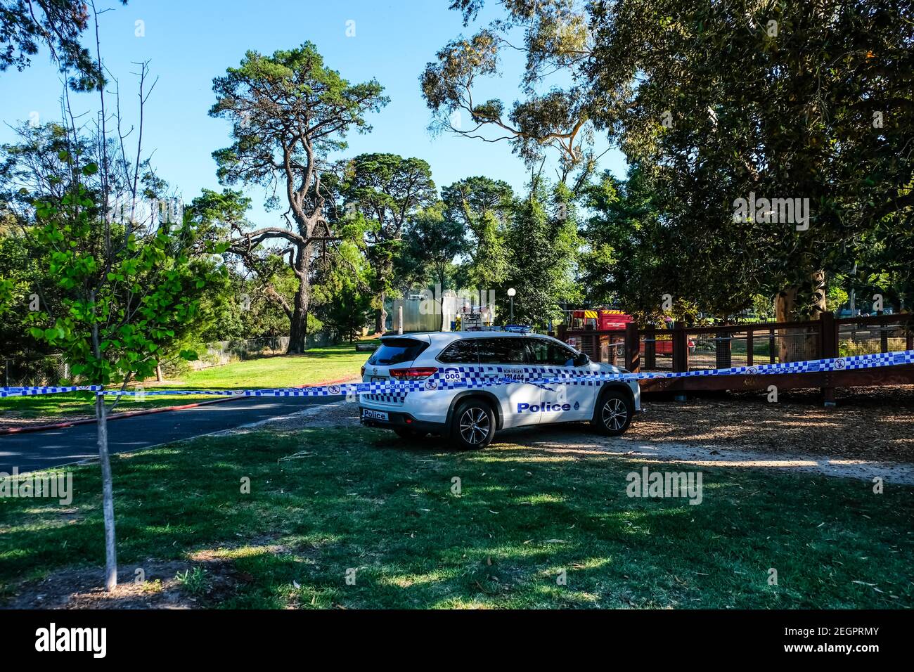 Melbourne, Australia. 18 Feb 2021. Una macchina di polizia è visto sulla scena del fuoco al Park.A Alma incendio rotto la mattina presto il giovedì 18 febbraio. Secondo gli ufficiali della scena, la causa dell'incendio è sotto inchiesta. Gli investigatori stanno esaminando 3 scenari: Arson deliberatamente illuminato, guasto elettrico o incendio accidentale causato dall'uomo - sigaretta nel cestino. Non sono state segnalate vittime. Credit: SOPA Images Limited/Alamy Live News Foto Stock