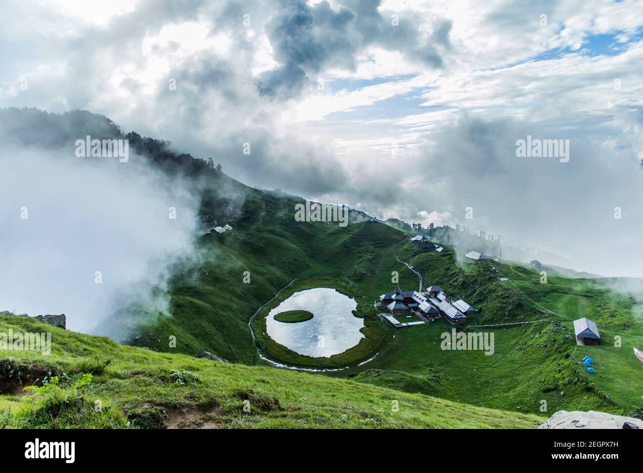 Lago Prashar, Mandi, Himachal Pradesh Foto Stock