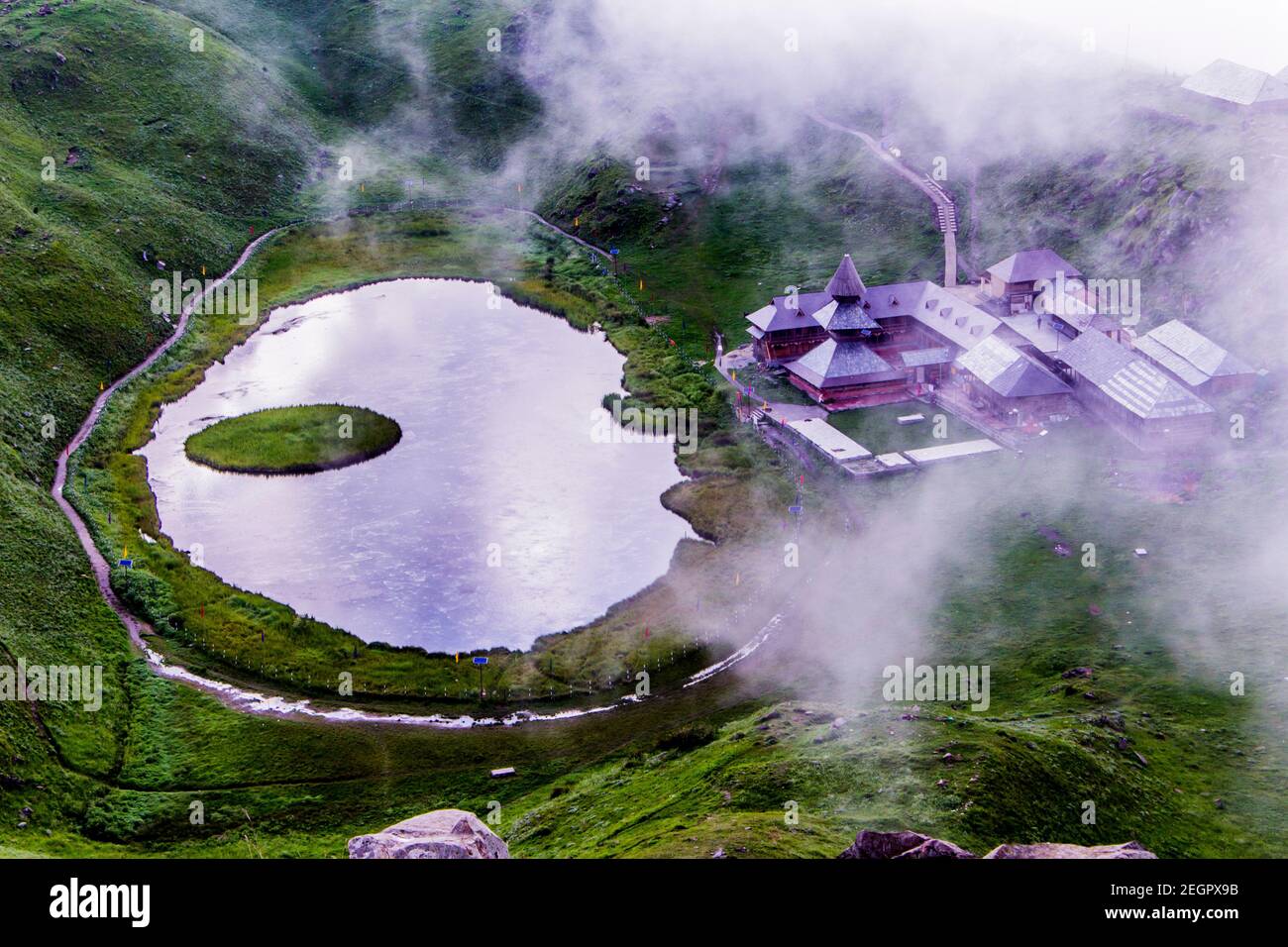 Lago Prashar, Mandi, Himachal Pradesh Foto Stock