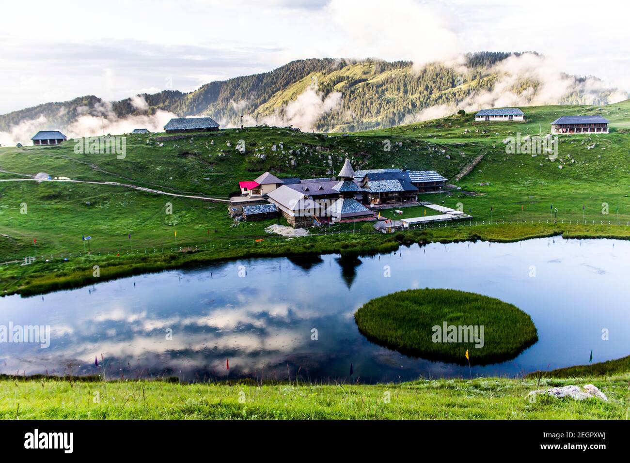 Lago Prashar, Mandi, Himachal Pradesh Foto Stock